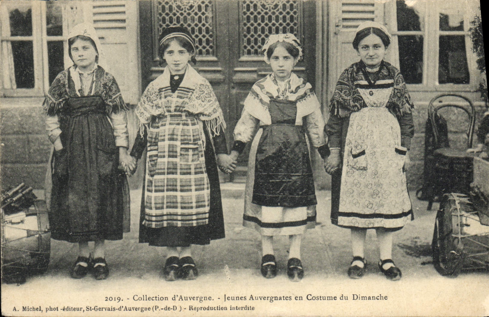 CPA Folklore Auvergne Jeunes Auvergnates en costume du Dimanche Tambour