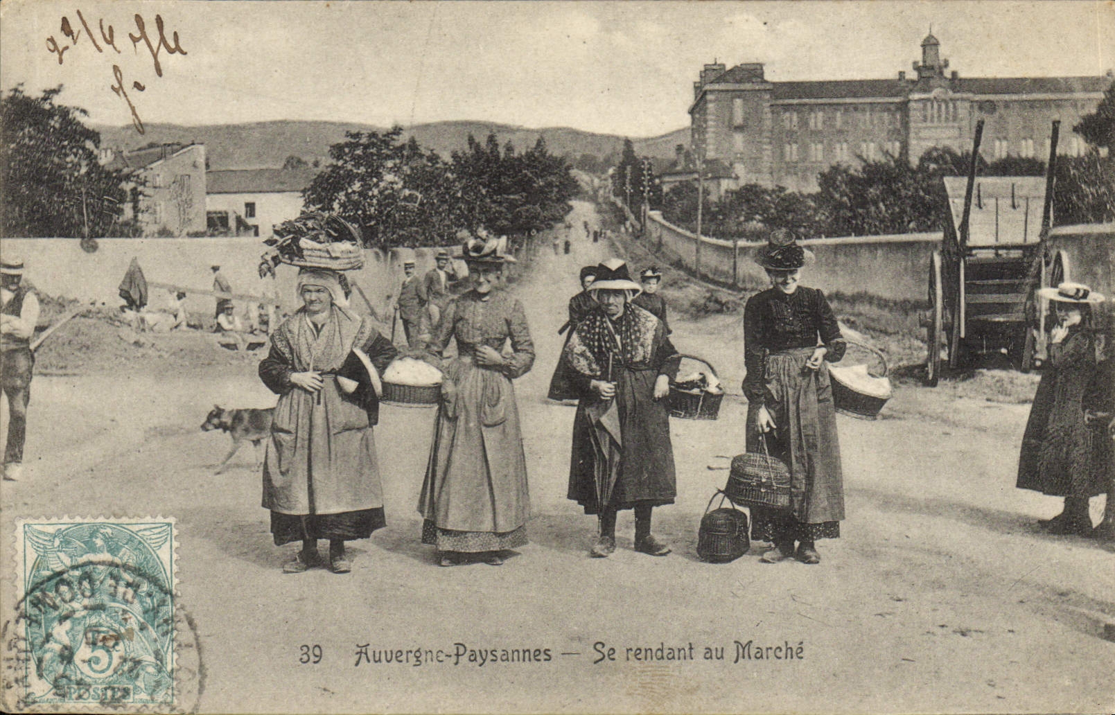 CPA Folklore Auvergne Paysannes Se rendant au marche TOP