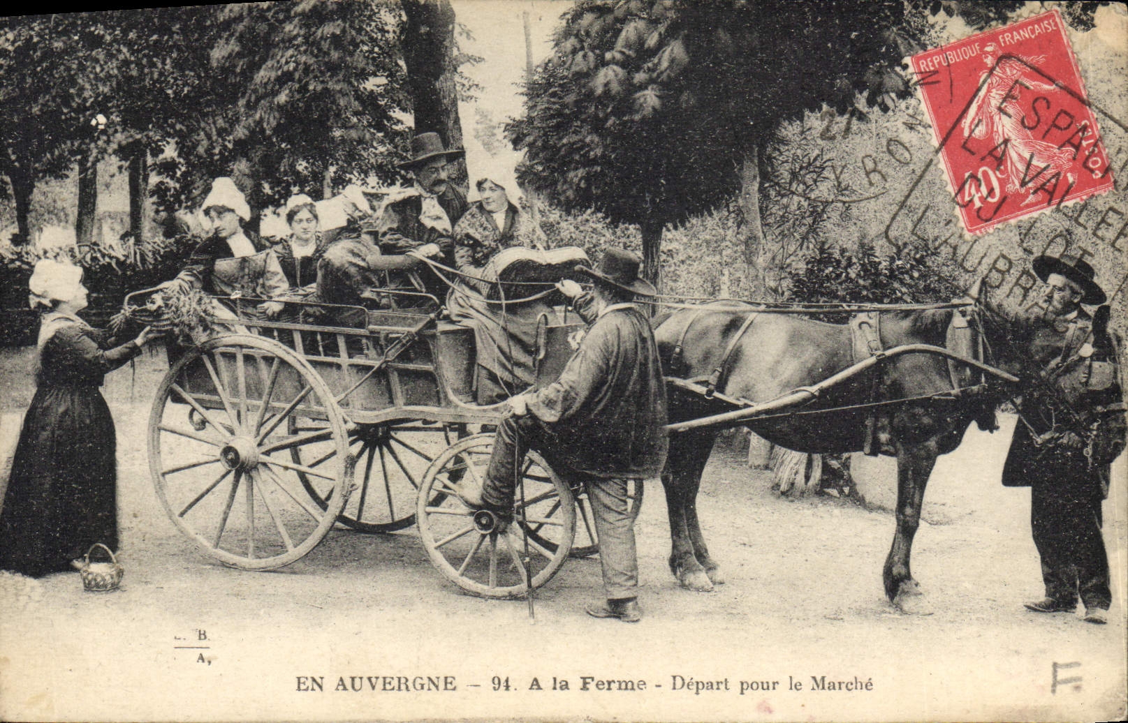 CPA Folklore En Auvergne A la ferme Depart pour le marche TOP