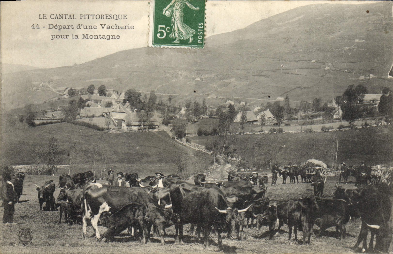CPA Folklore Cantal Depart d'une vacherie pour la montagne Vaches 