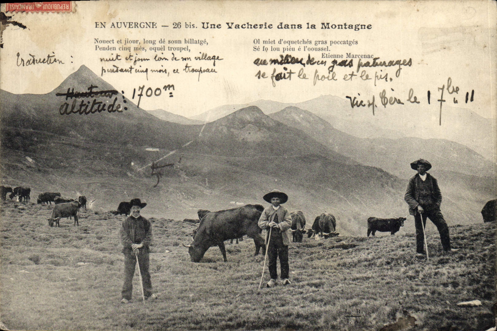 CPA Folklore Auvergne Une vacherie dans la montagne Vaches TOP