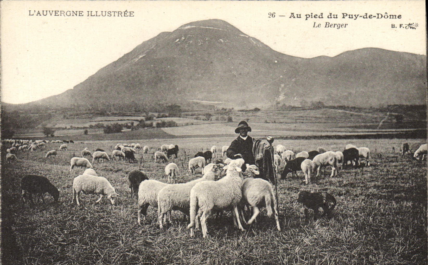 CPA Folklore Auvergne Au pied du Puy de Dome Le berge Moutons