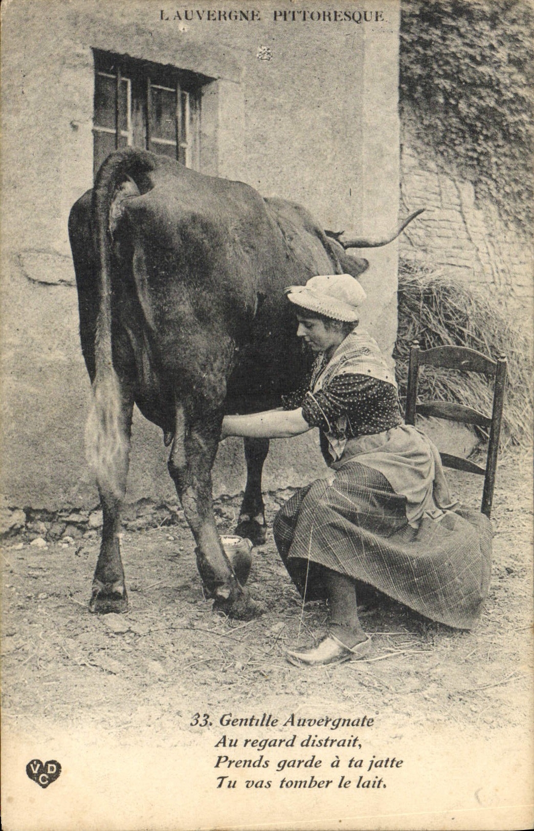 CPA Folklore Auvergne Traite Vache 