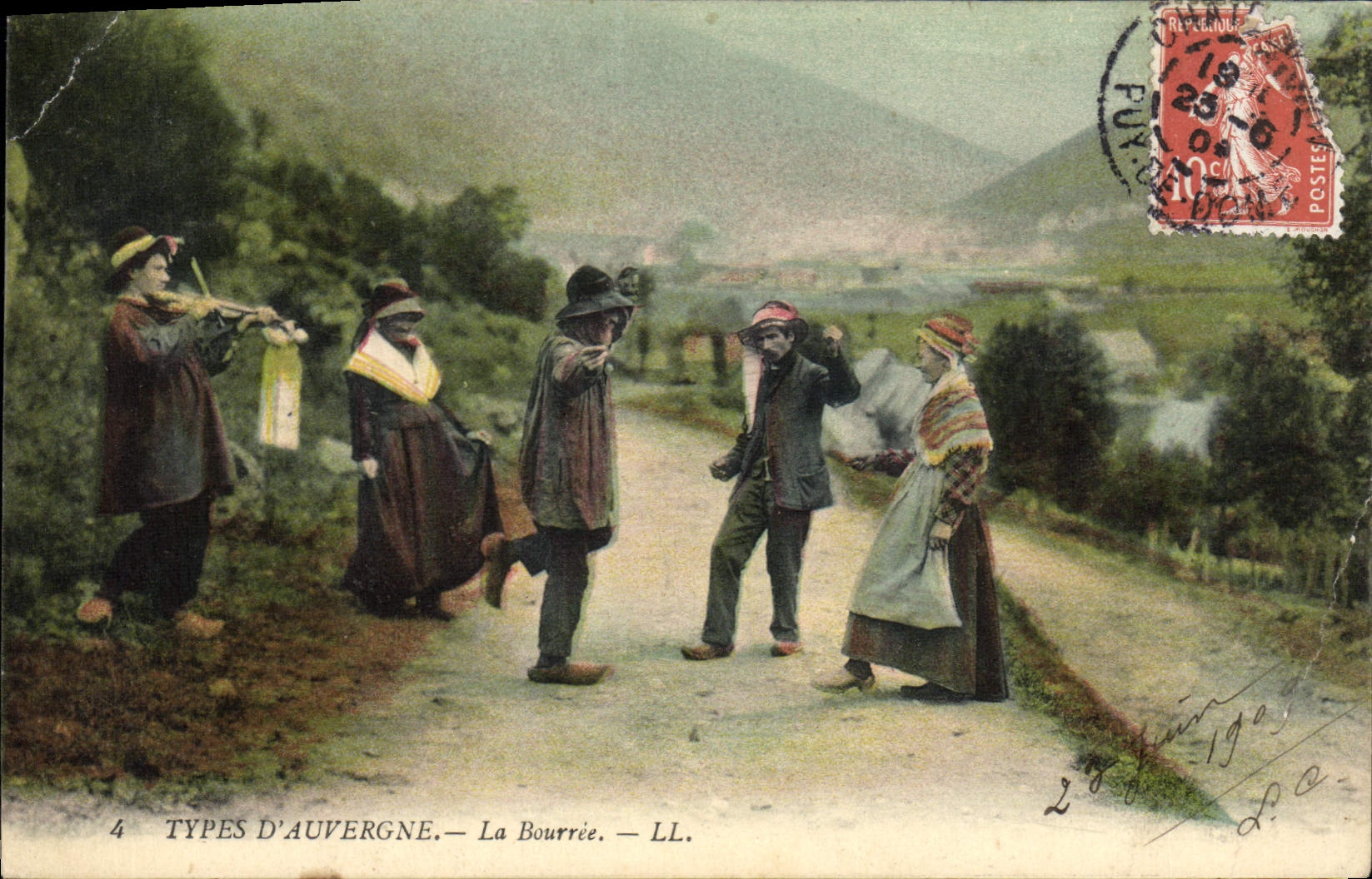 CPA Types d'Auvergne La bourree