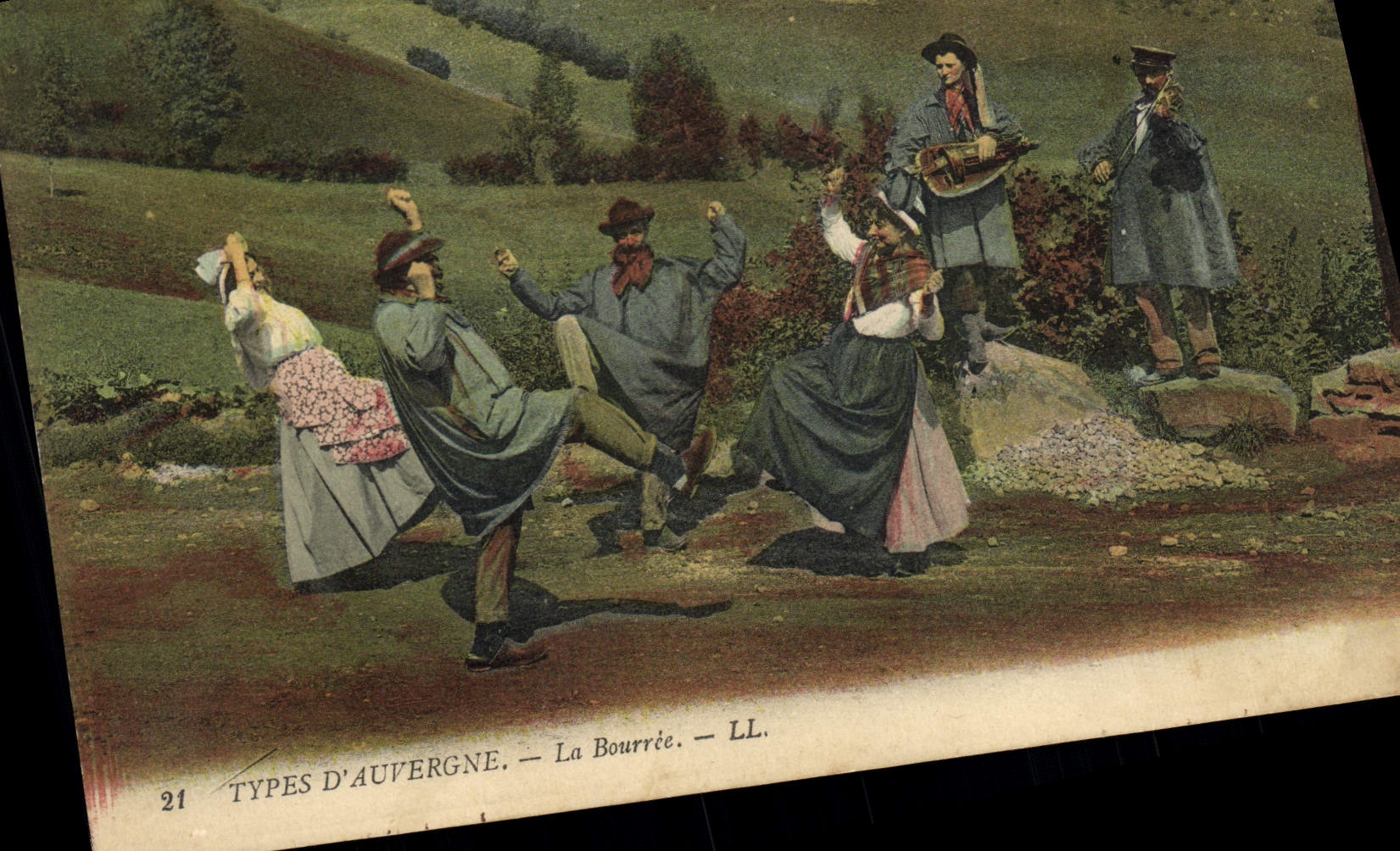CPA Folklore Auvergne la bourre