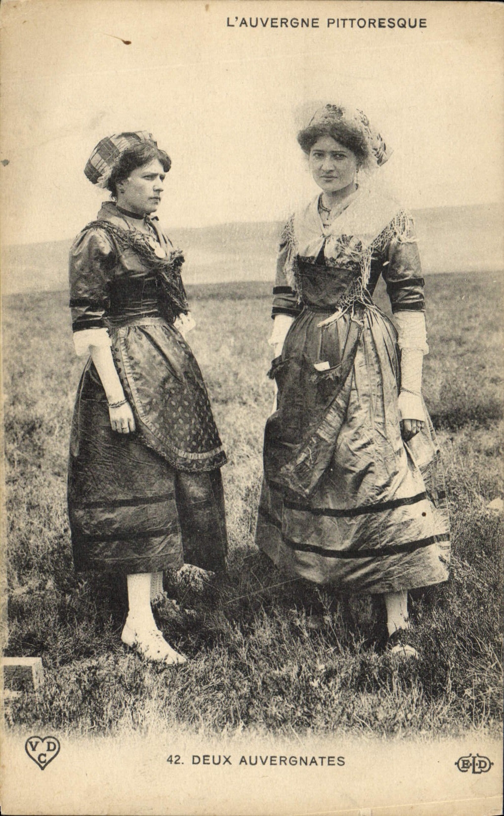 CPA Folklore Auvergne Deux Auvergnates