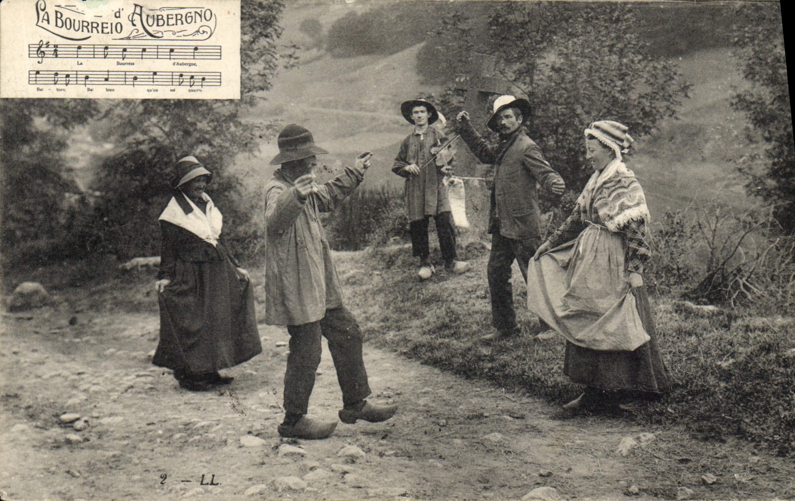 CPA Folklore Auvergne la bourre