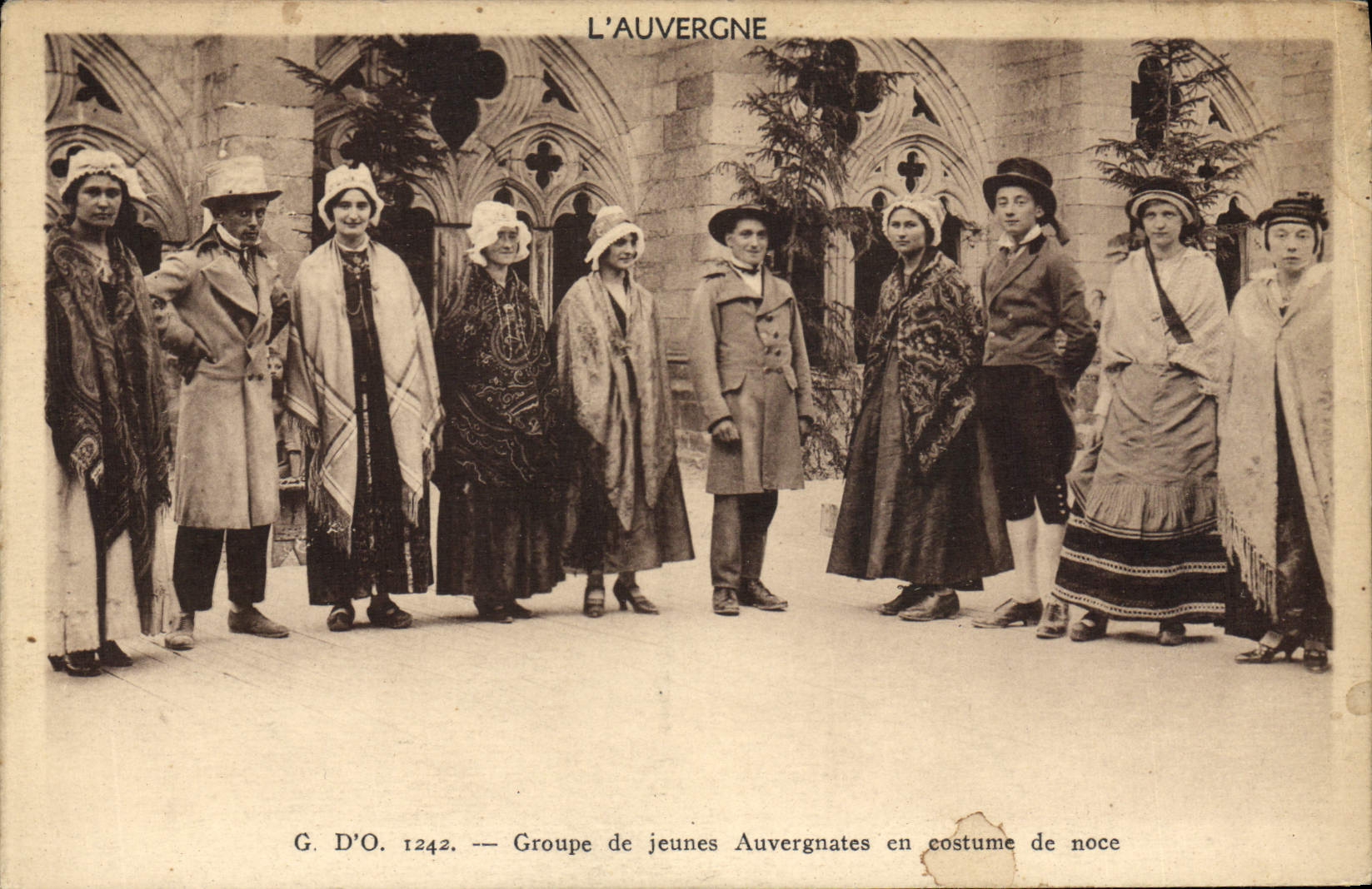 CPA Folklore Auvergne Groupe de jeunes auvergnates en costume de noce