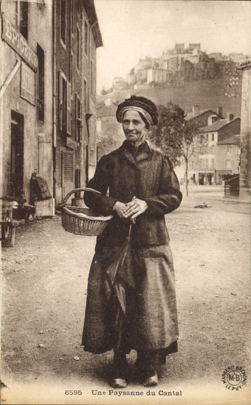 CPA Folklore Une paysanne du Cantal