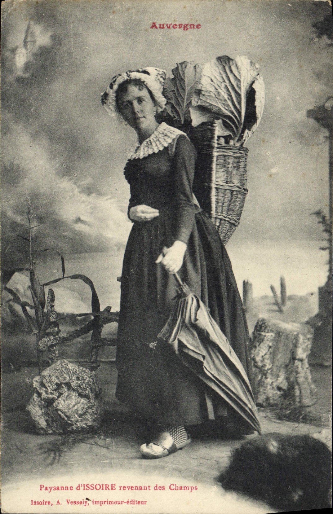 CPA Folklore Auvergne Paysanne d'Issoire revenant des champs