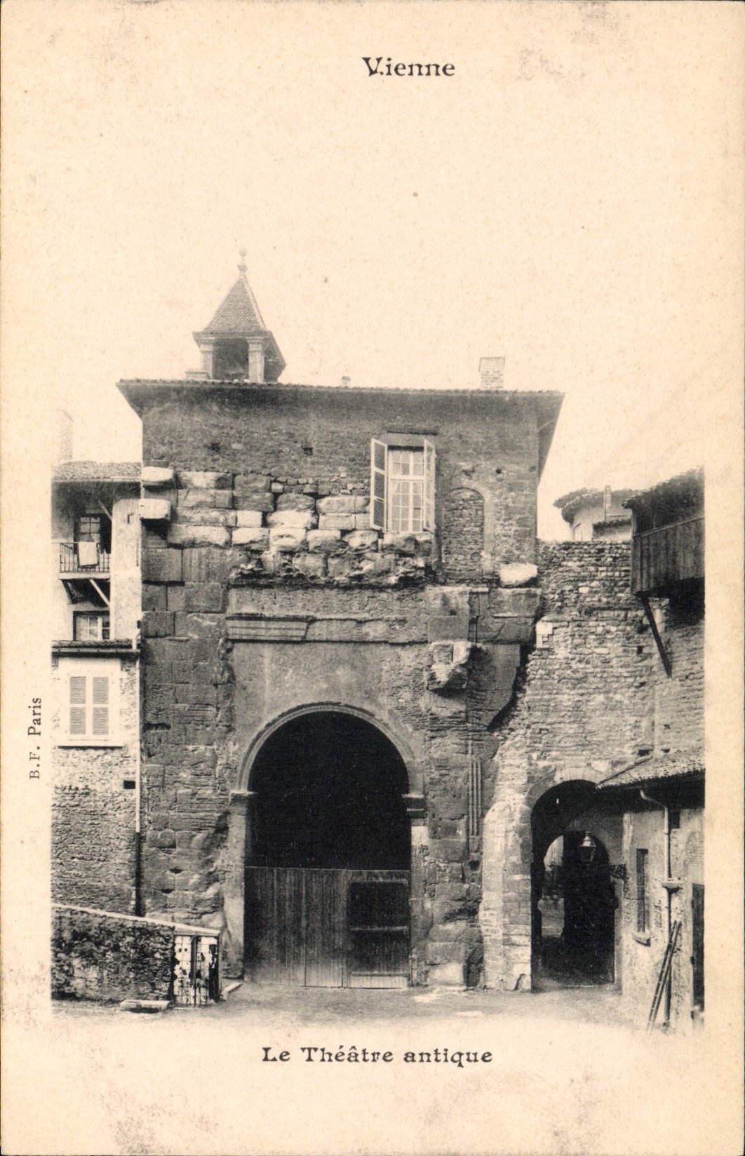 VINTAGE POSTCARD ancient Theater Vienna