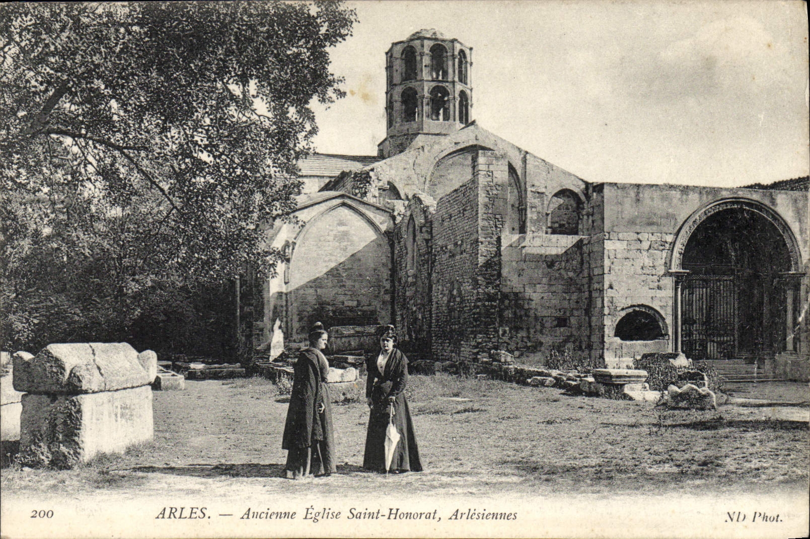 VINTAGE POSTCARD Arles Old church Saint honorat Arlesiennes