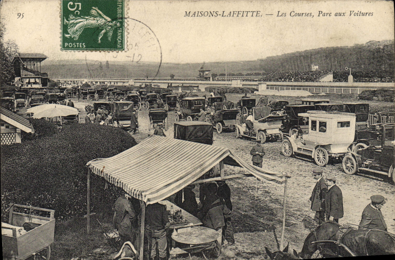 La equitación Hippisme Laffite del caballo de la POSTAL de la VENDIMIA contiene las razas parquea con los coches