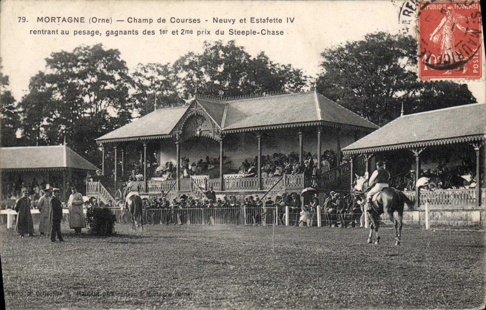 El hipódromo Neuvy y Estafette IV de Hippisme Mortagne de la equitación del caballo de la POSTAL de la VENDIMIA que vuelve al pesaje de la aguja expulsa