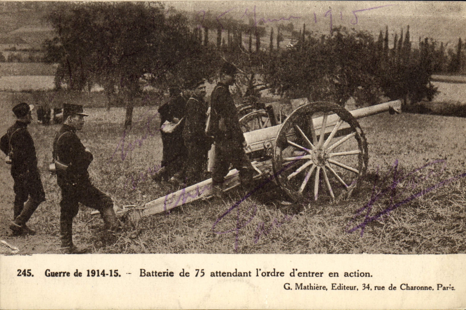 CPA Militaria Batterie de 75 attendant l'ordre d'entrer en action