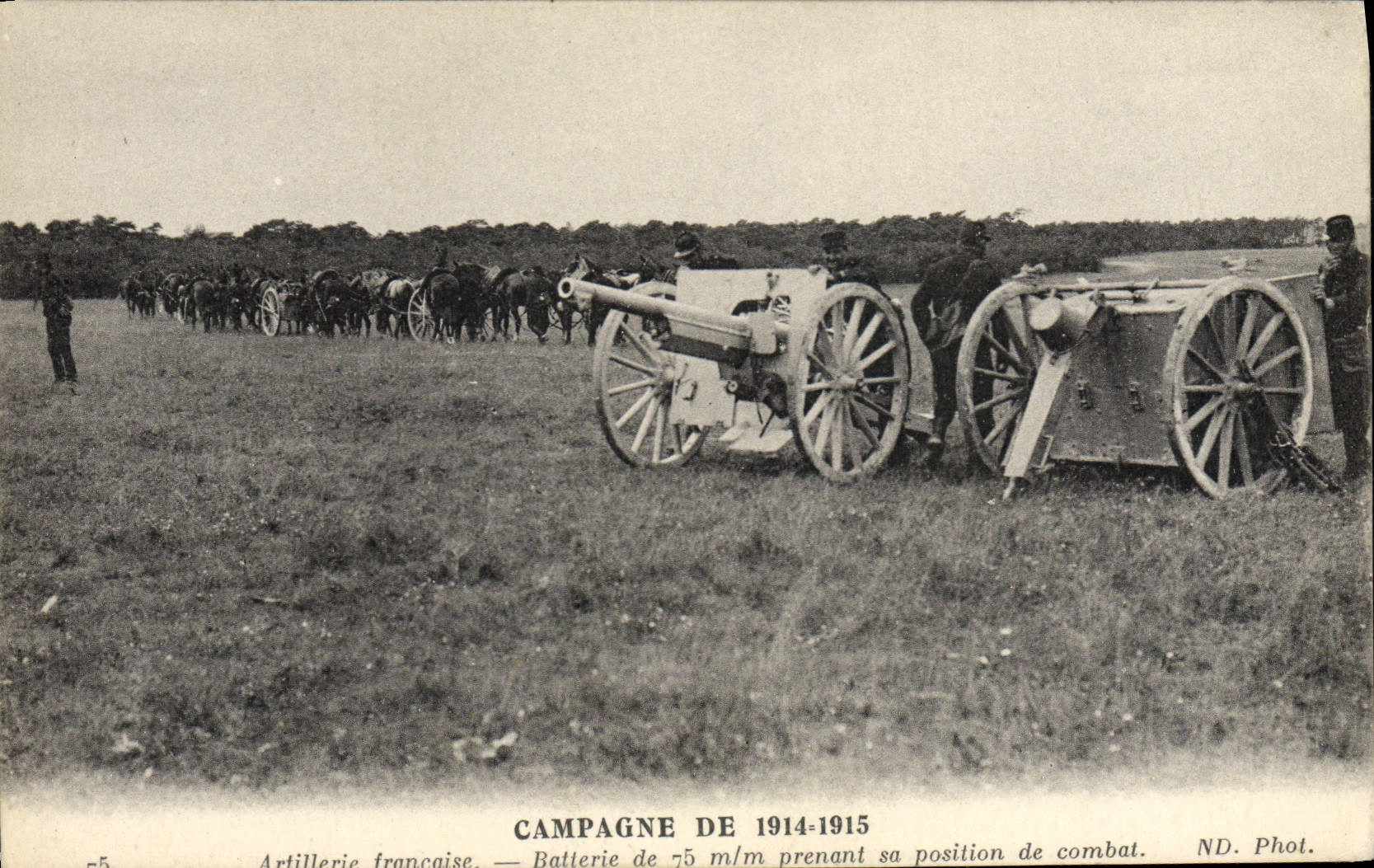 CPA Militaria Artillerie Batterie de 75 mm prenant sa position de combat