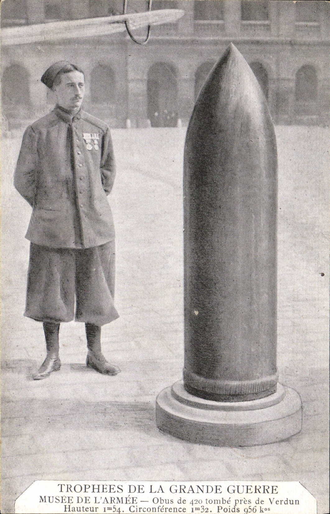 CPA Militaria Paris Musee de l'armee Obus de 420 tombe pres de Verdun