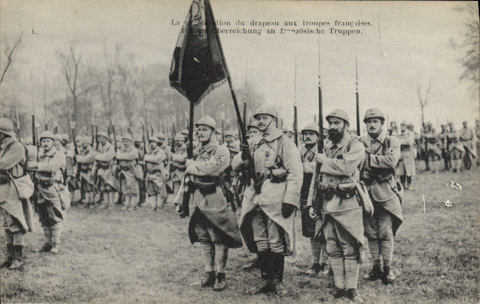 CPA Militaria Presentation du drapeau aux troupes francaises