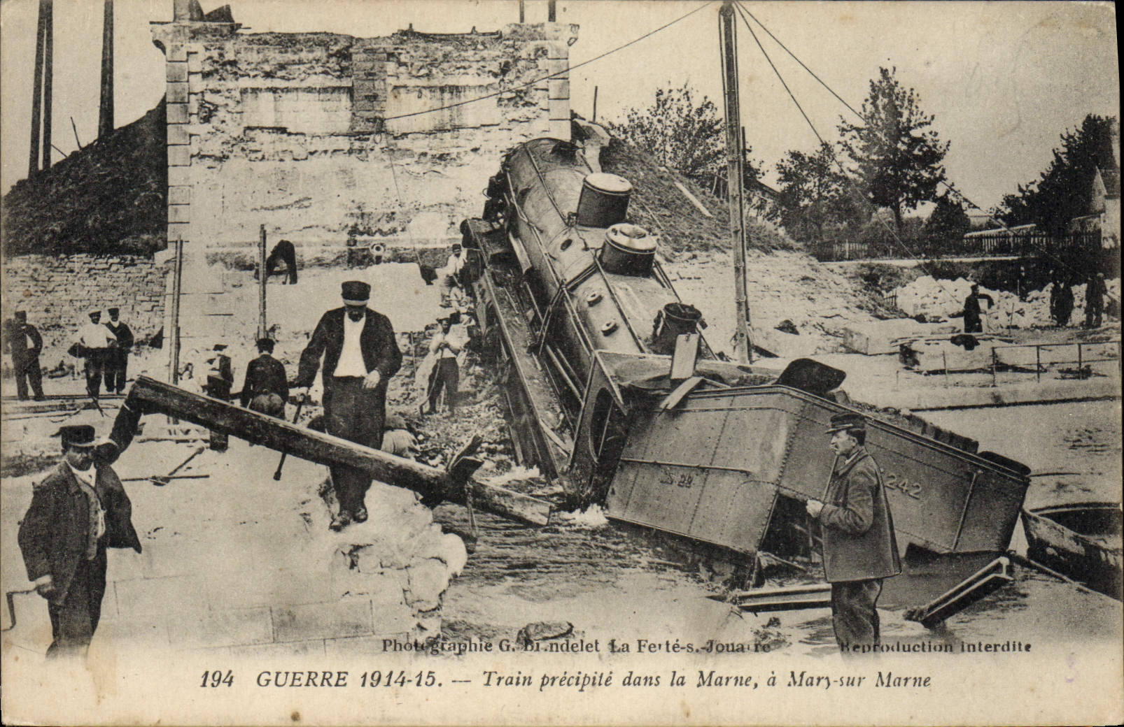 CPA Militaria Train precipite dans la Marne a Mary sur Marne