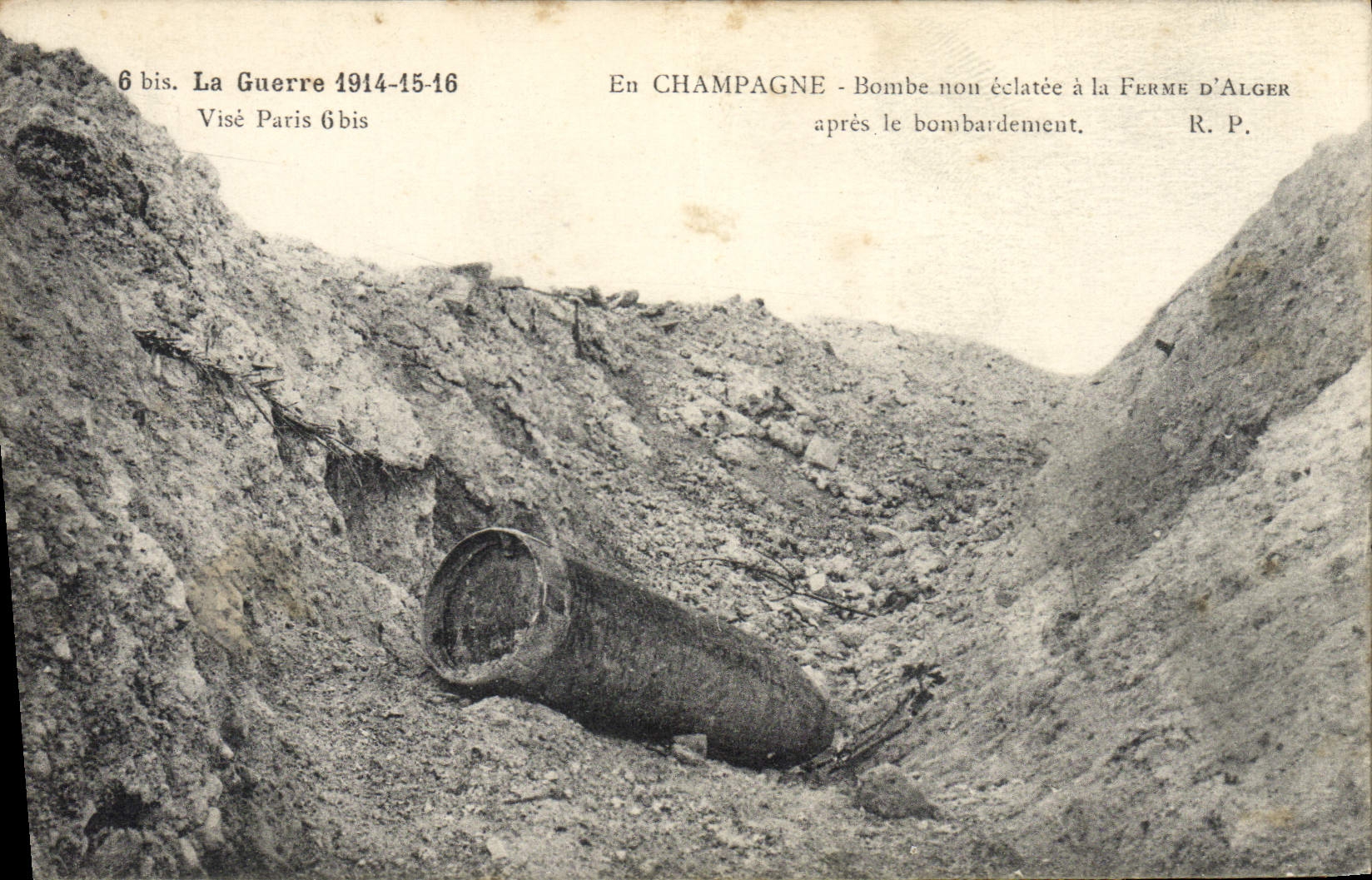 CPA Militaria En Champagne Bombe non eclatee a la ferme d'Alger 