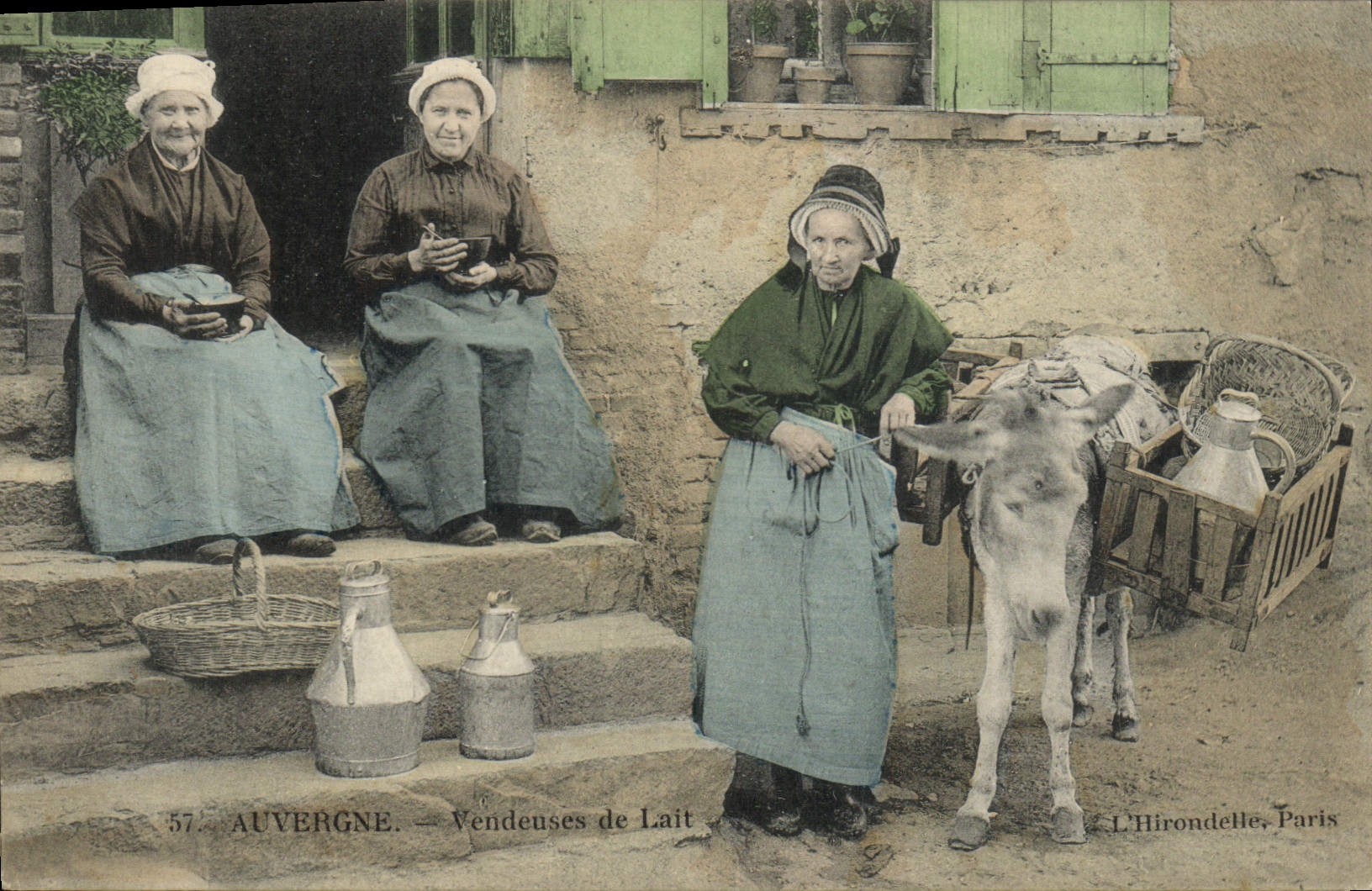 VINTAGE POSTCARD Auvergne Saleswomen of milk TOP