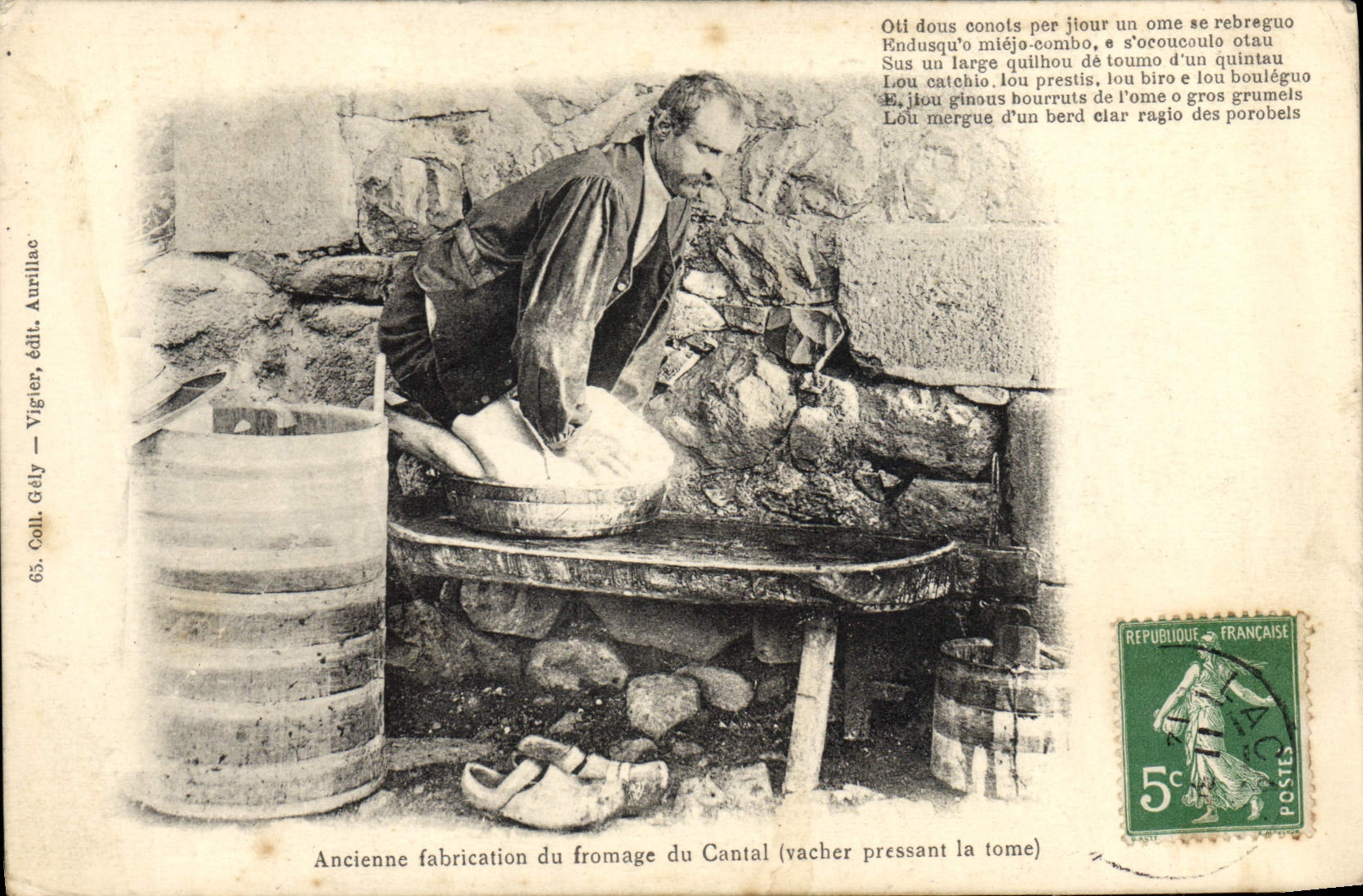CPA Ancienne fabrication de fromage du Cantal vacher pressant la tome Folklore TOP