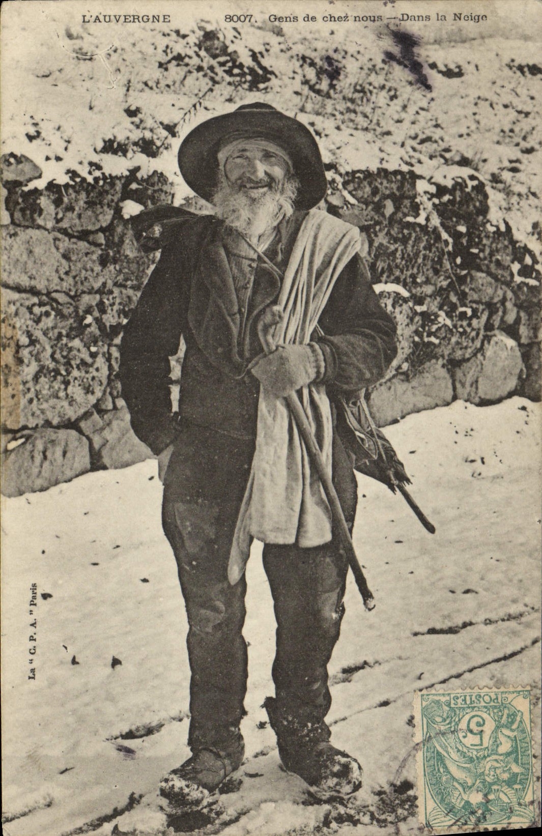 CPA Auvergne Gens de chez nous Dans la neige Folklore