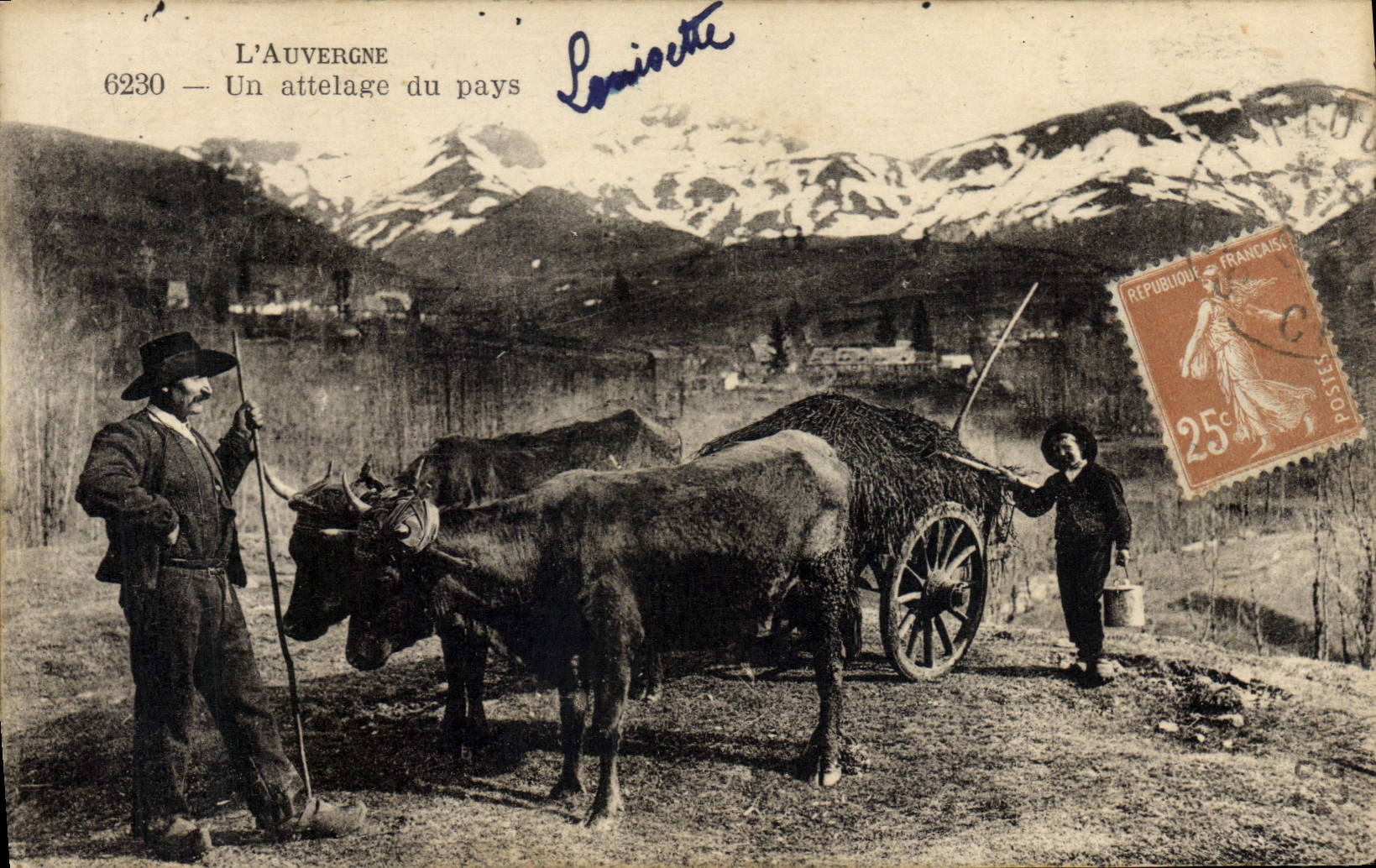 POSTAL Auvergne de la VENDIMIA que un coche del país se acobarda
