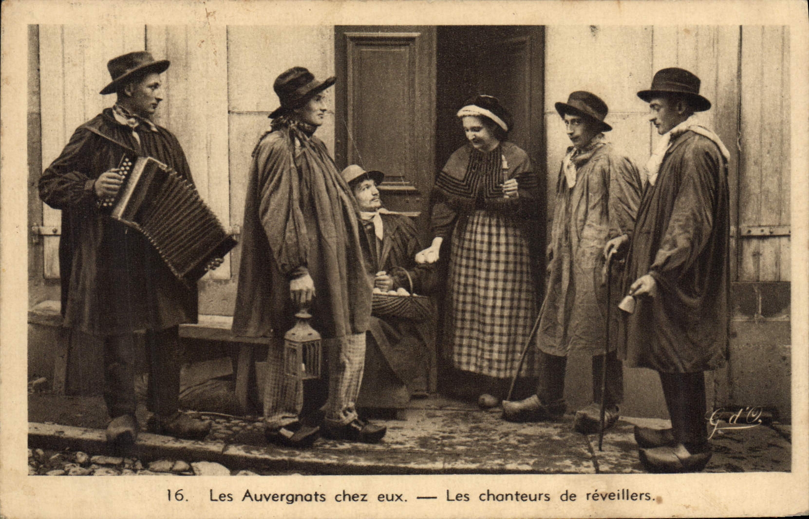 CPA Les Auvergnats chez eux Les chanteurs de reveillers Folklore