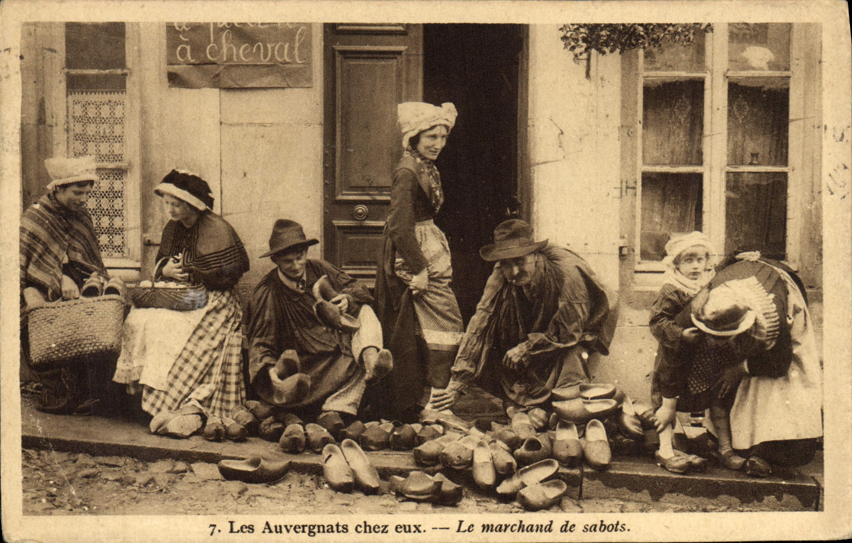 CPA Les Auvergnats chez eux Le marchand de sabots