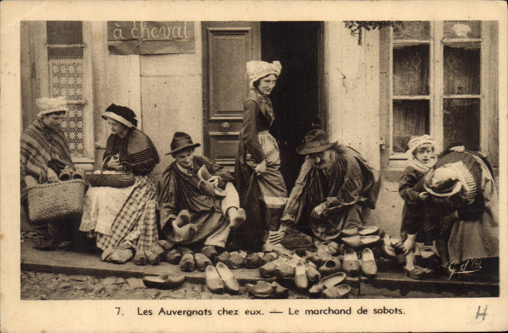 CPA Les Auvergnats chez eux Le marchand de sabots Folklore