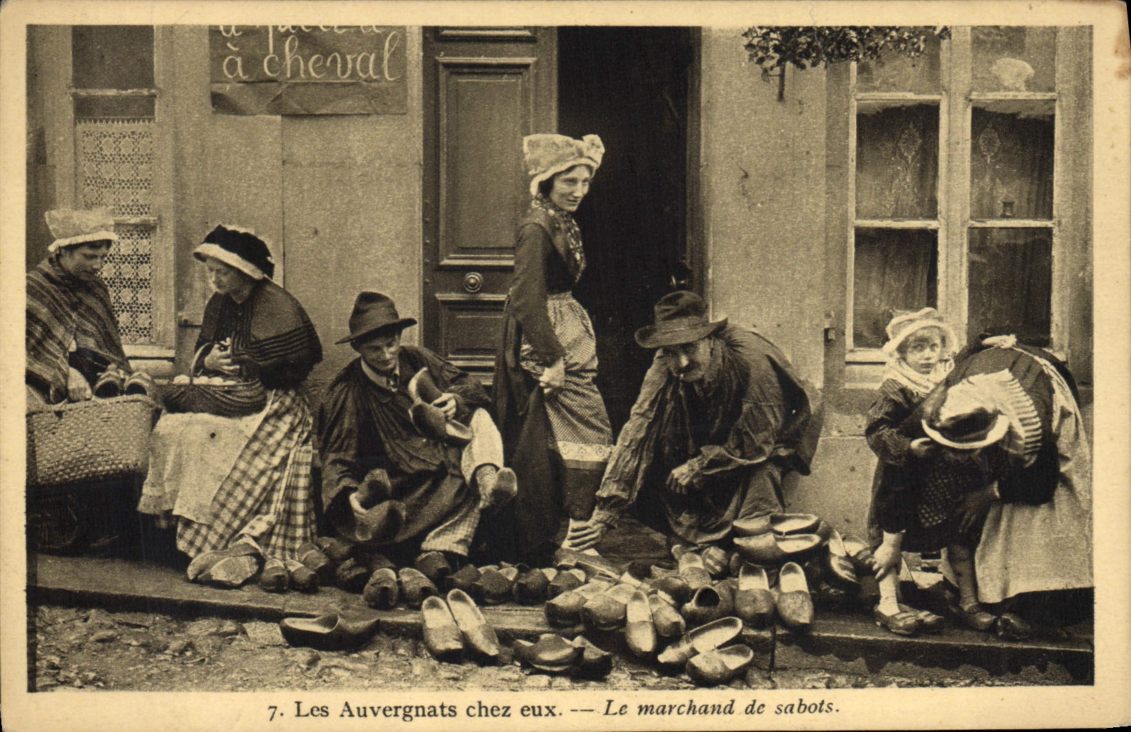 CPA Les Auvergnats chez eux Le marchand de sabots Folklore