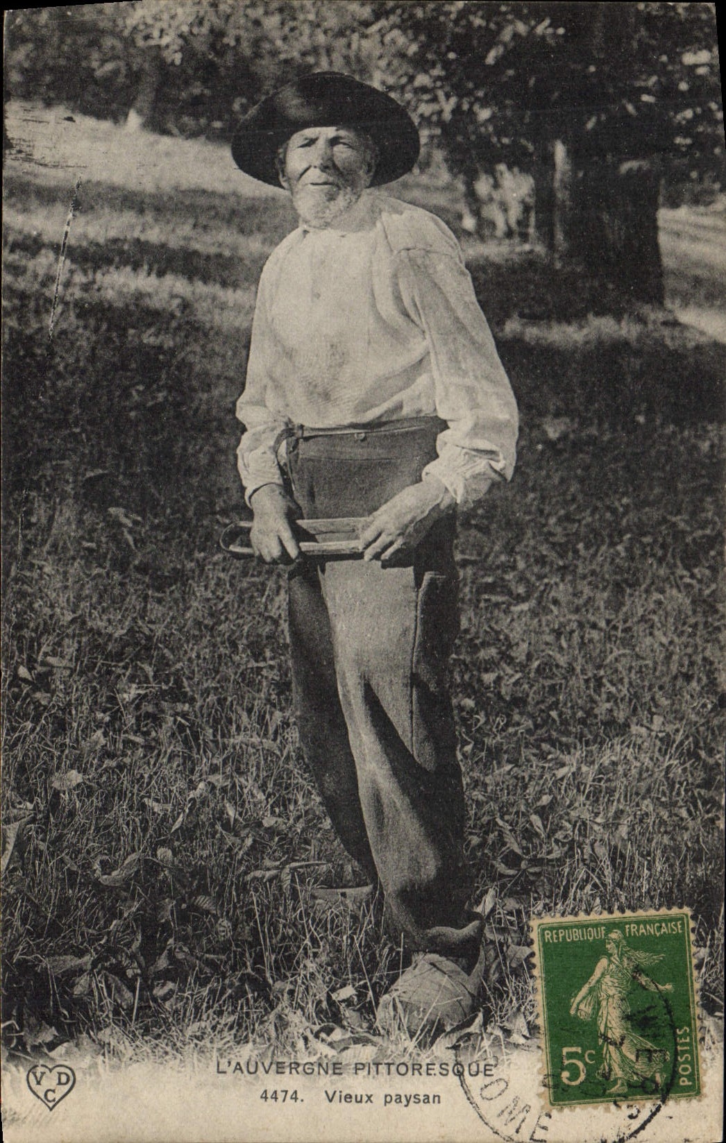 CPA Auvergne Vieux paysan Folklore