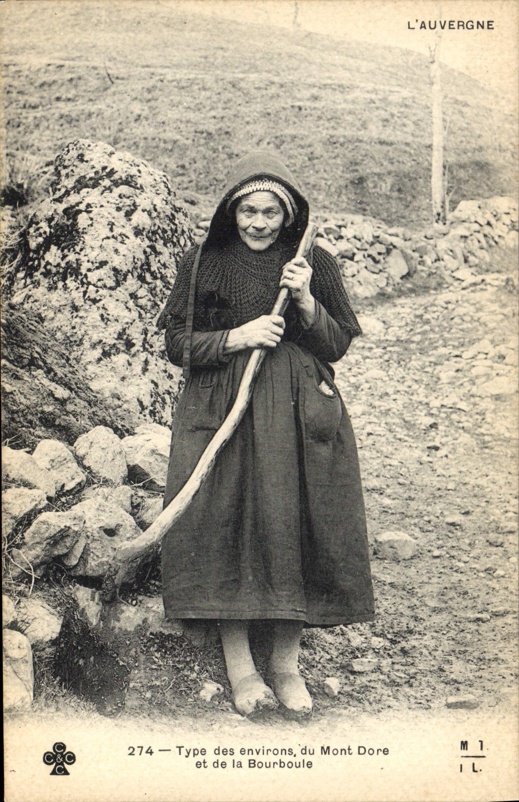 CPA Type des environs du Mont Dore et de la Bourboule Folklore Auvergne