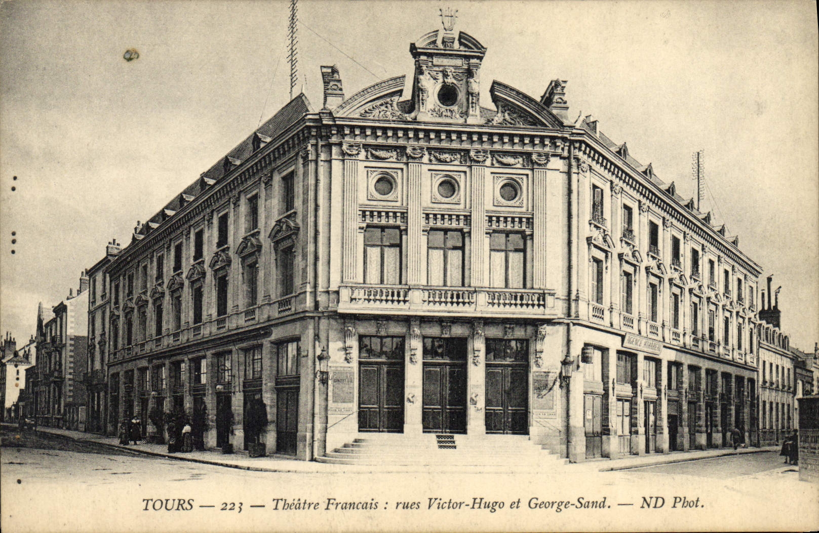 La POSTAL de la VENDIMIA viaja las calles francesas Victor Hugo del teatro y la arena de George