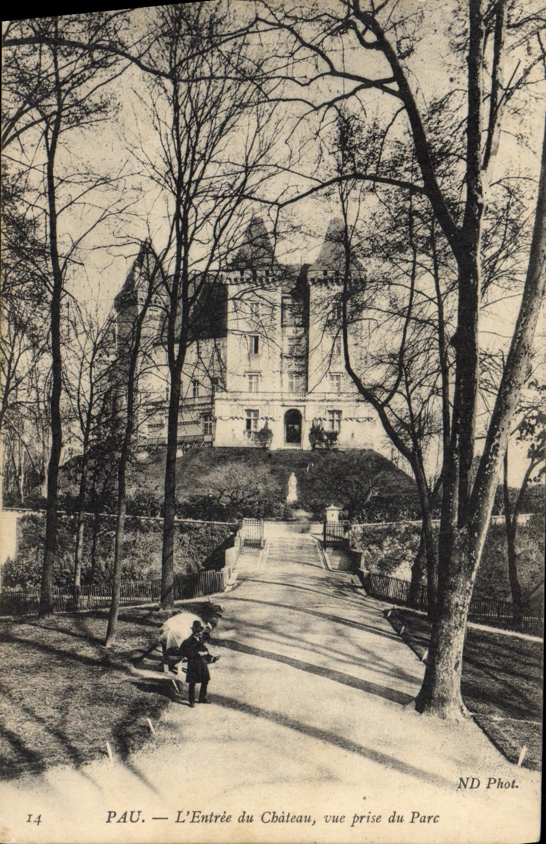 POSTAL Pau de la VENDIMIA la entrada del castillo vista del parque