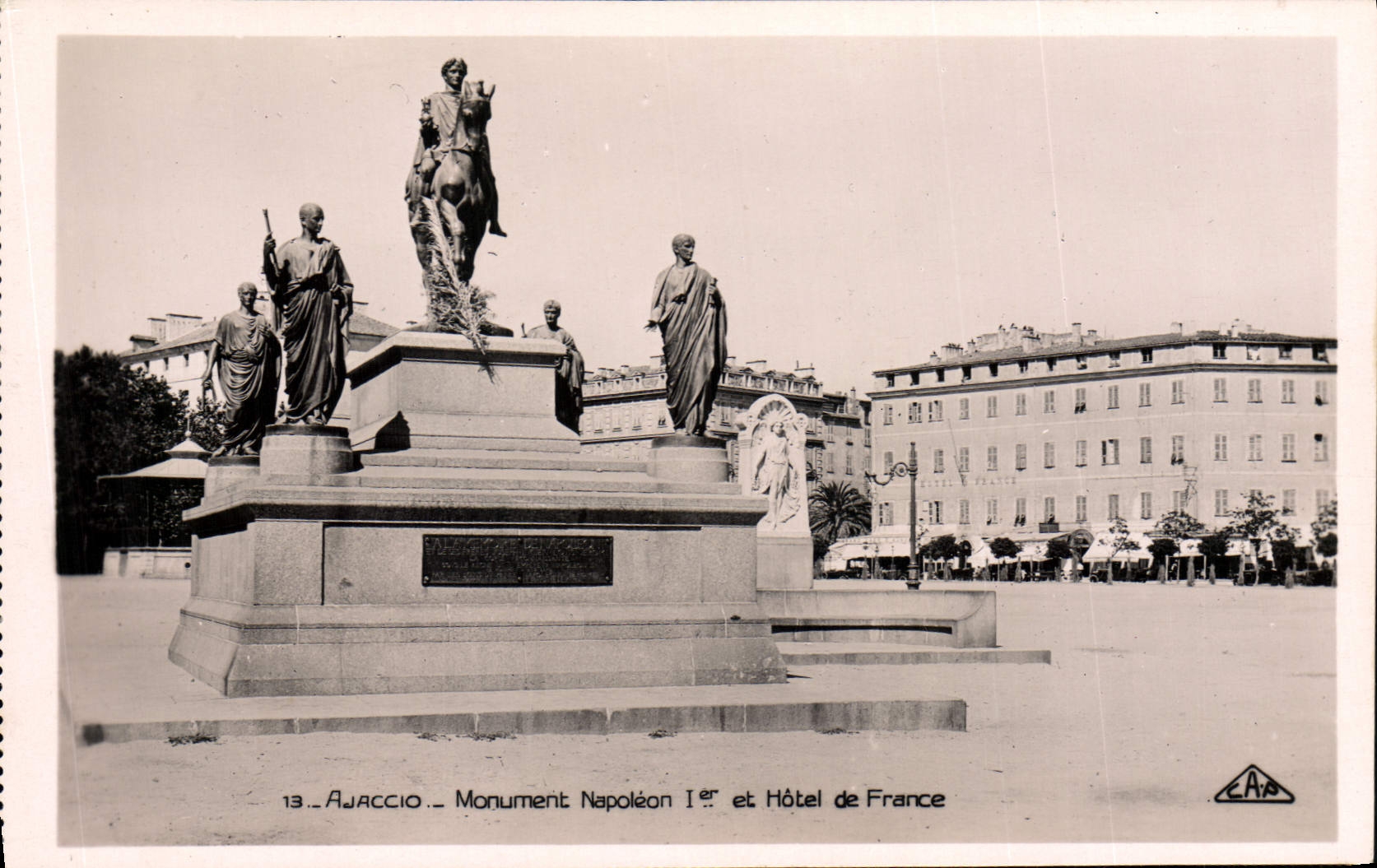 CPM Ajaccio Monument Napoleon 1er et Hotel de France