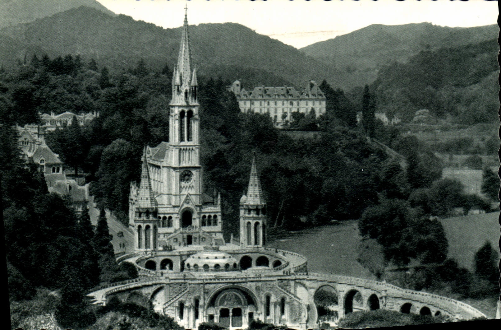 POSTAL MODERNA pesado la basílica vista del castillo fuerte