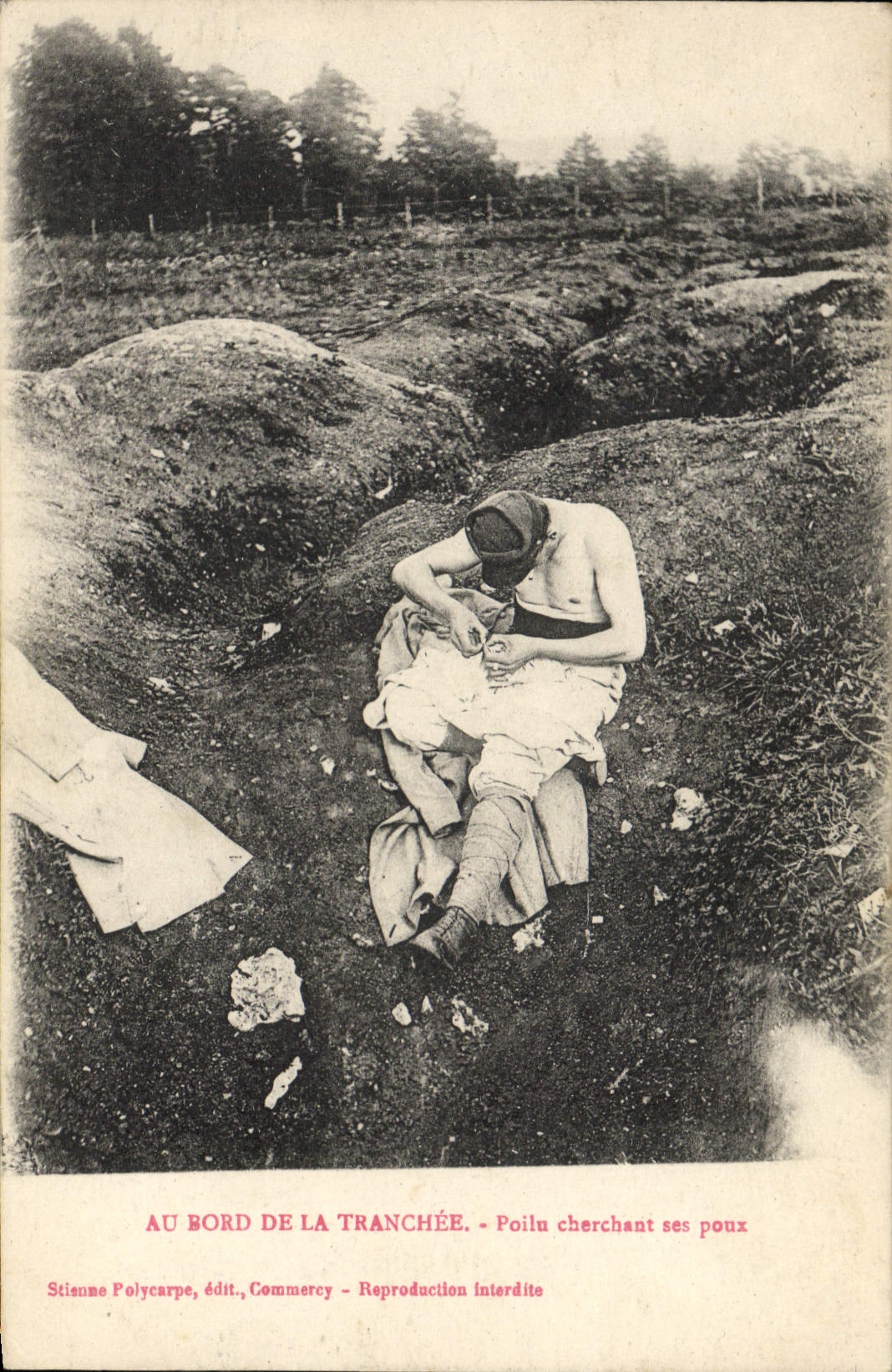 CPA Au bord de la tranchee Poilu cherchant ses poux Militaria