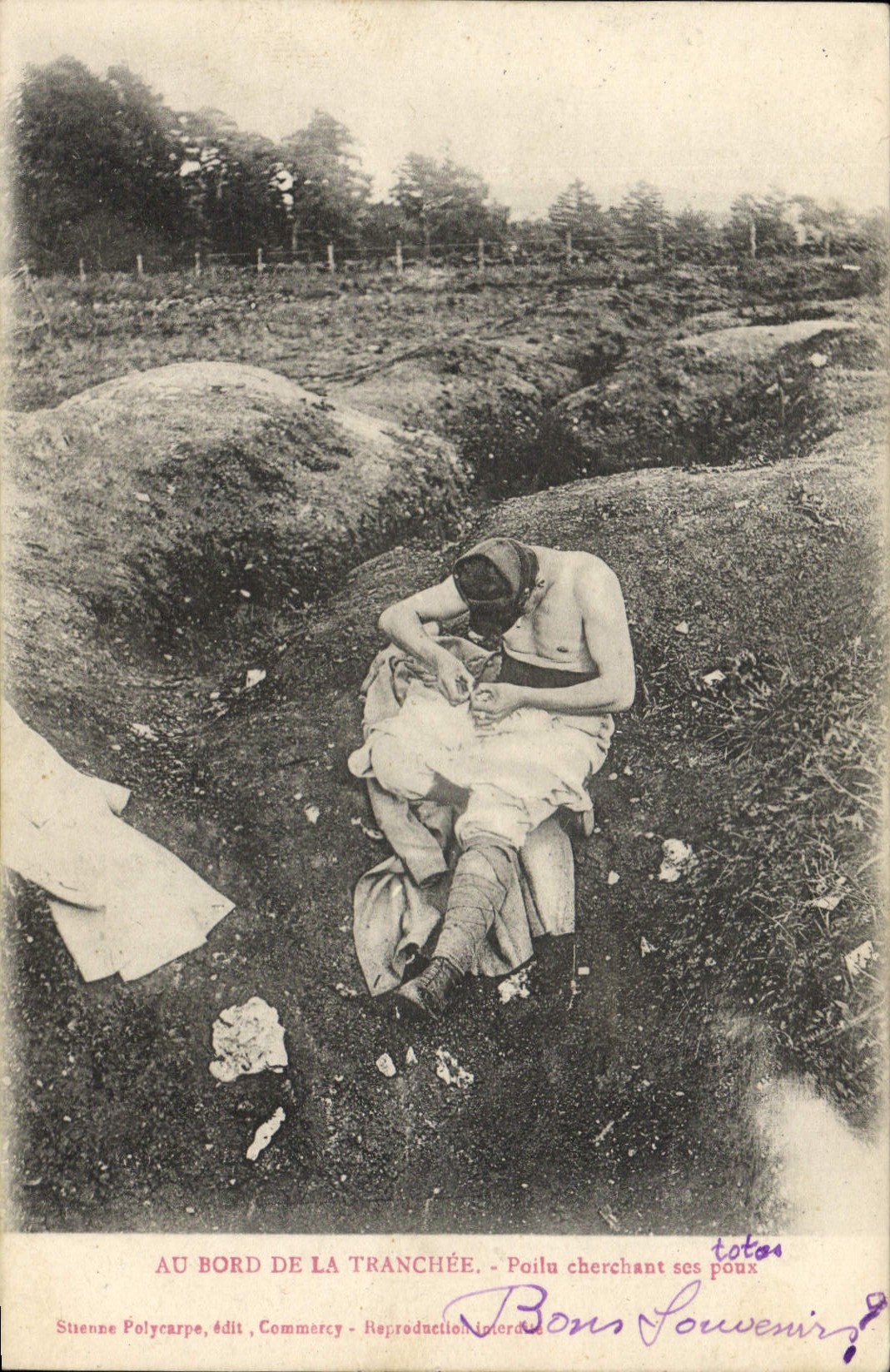 CPA Au bord de la tranchee Poilu cherchant ses poux Militaria