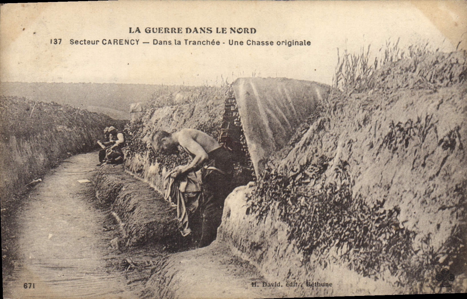 CPA La guerre dans le Nord Secteur Carency Dans la tranchee Une chasse orighinale Poux 