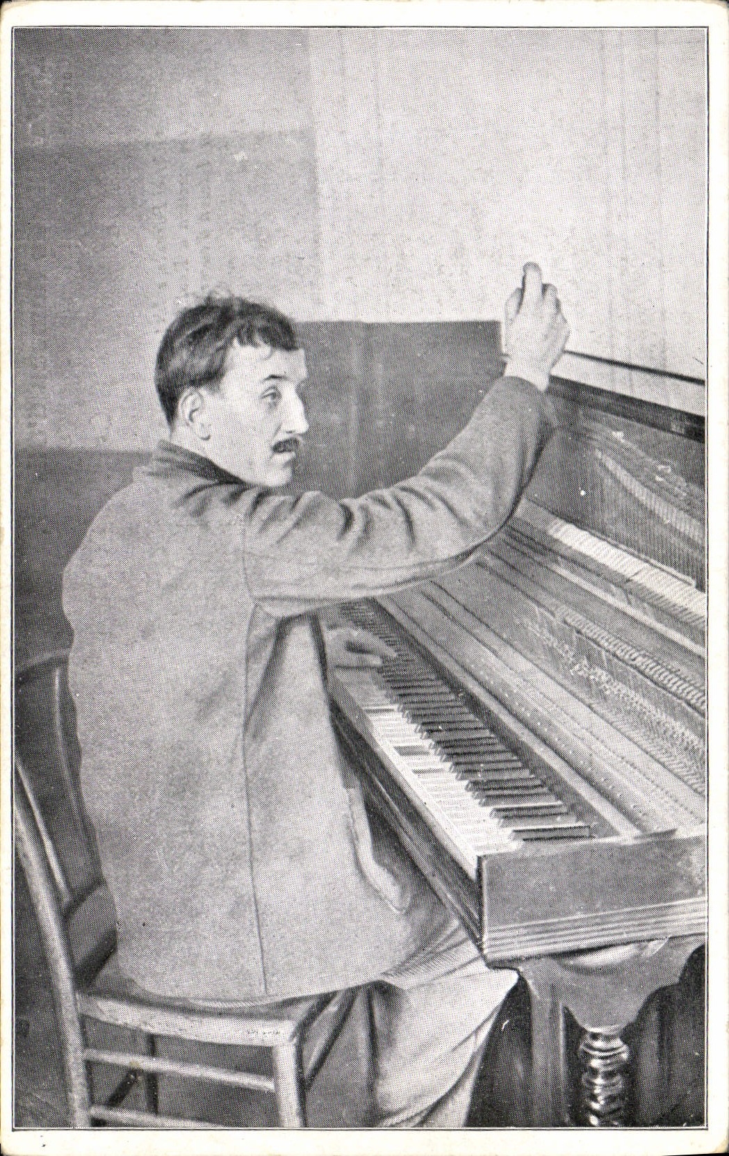 VINTAGE POSTCARD Gabriel Paradis Soldier blind in rehabilitation has Reuilly