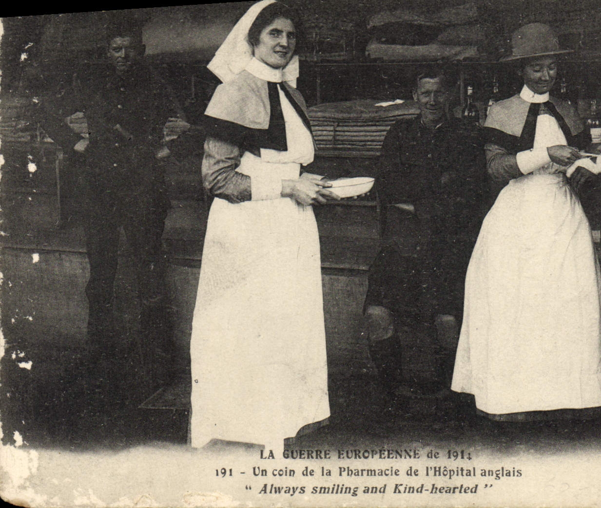 CPA Guerre Un coin de pharmacie de l'hopital francais 