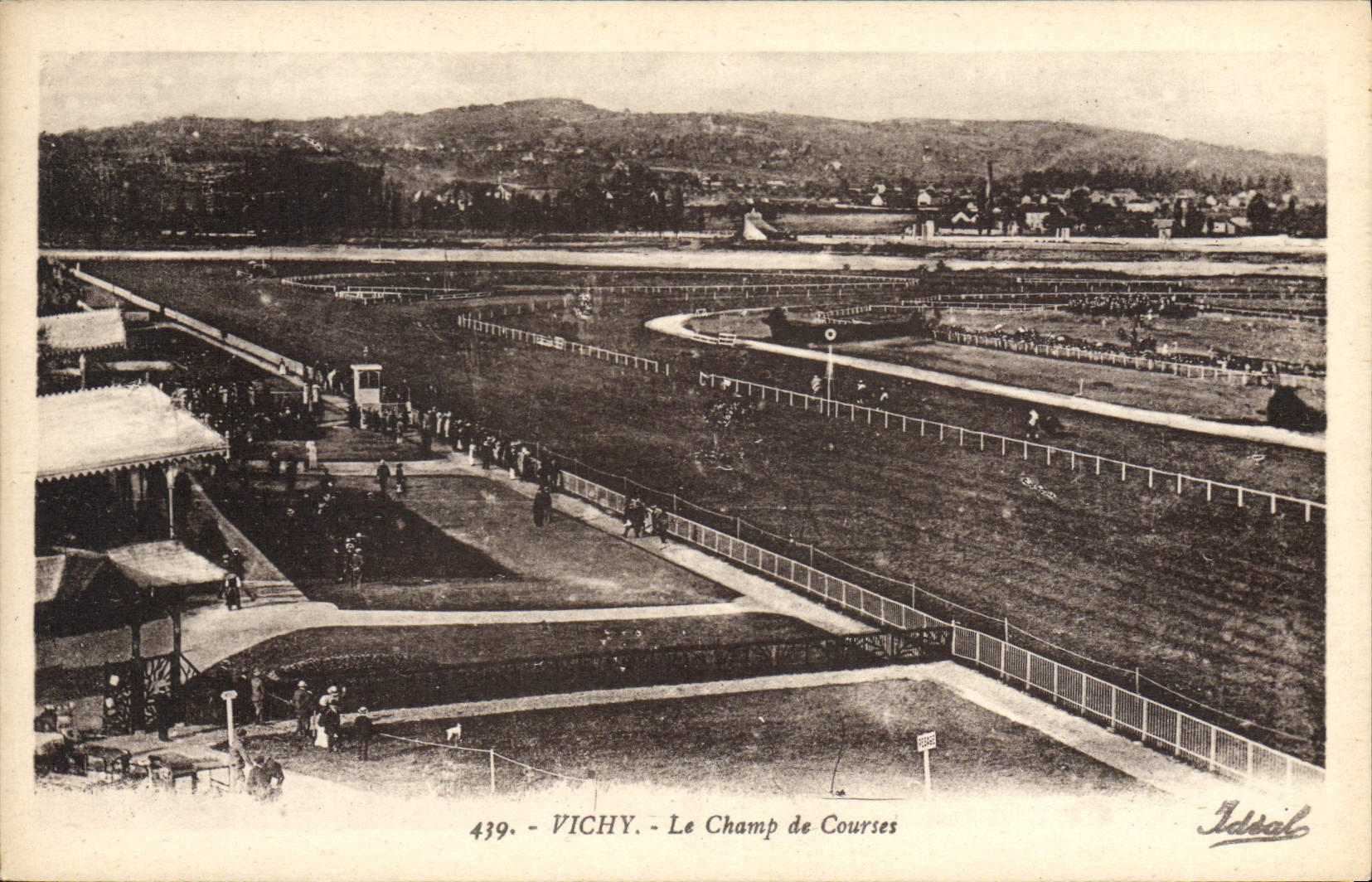 CPA Cheval Equitation Hippisme Vichy le champ de courses