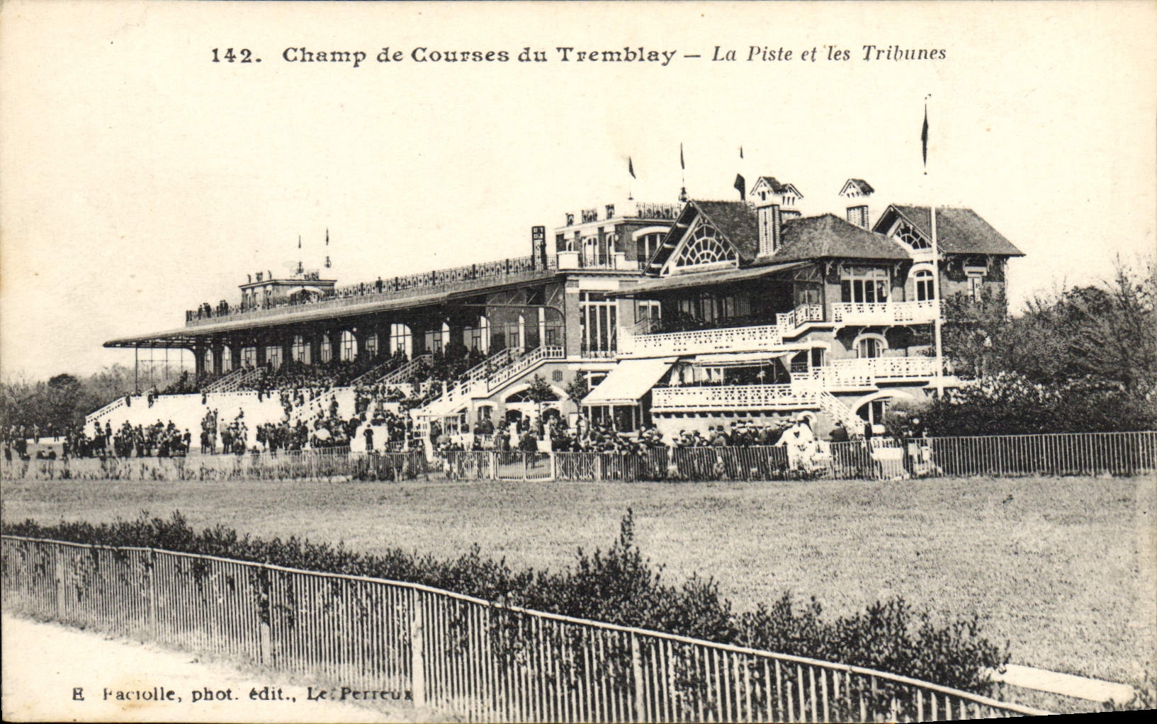 CPA Cheval Equitation Hippisme Champ de courses du Tremblay La piste et les tribunes