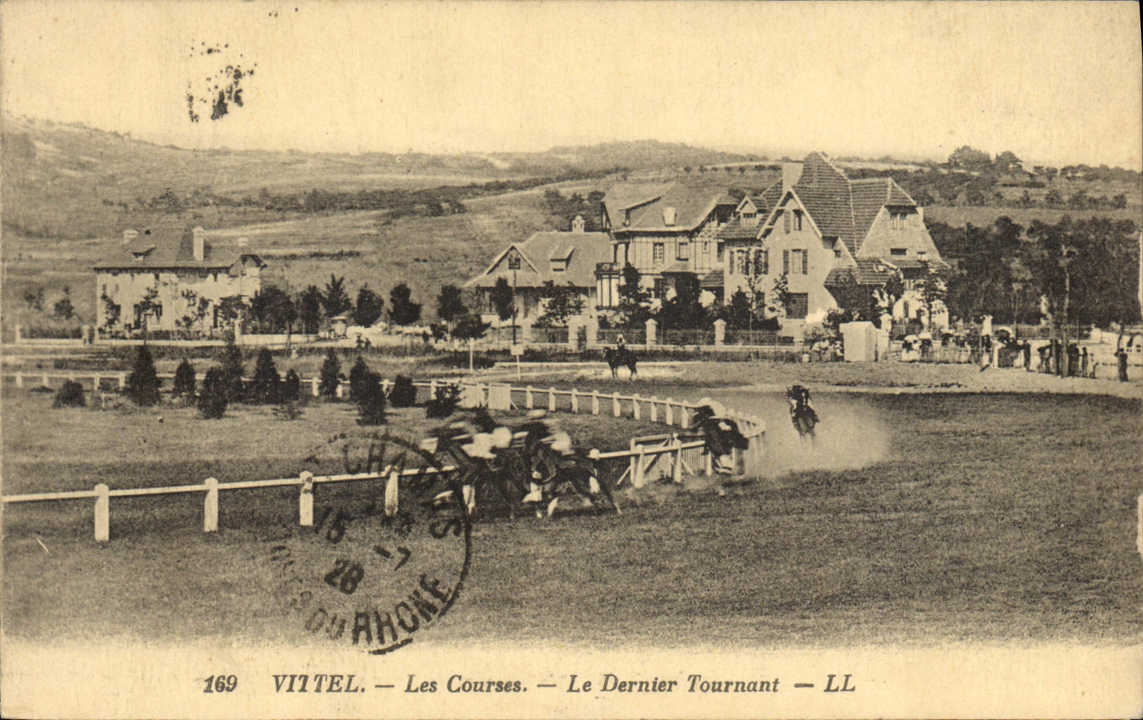 La equitación Hippisme Vittel del caballo de la POSTAL de la VENDIMIA compite con el torneado pasado