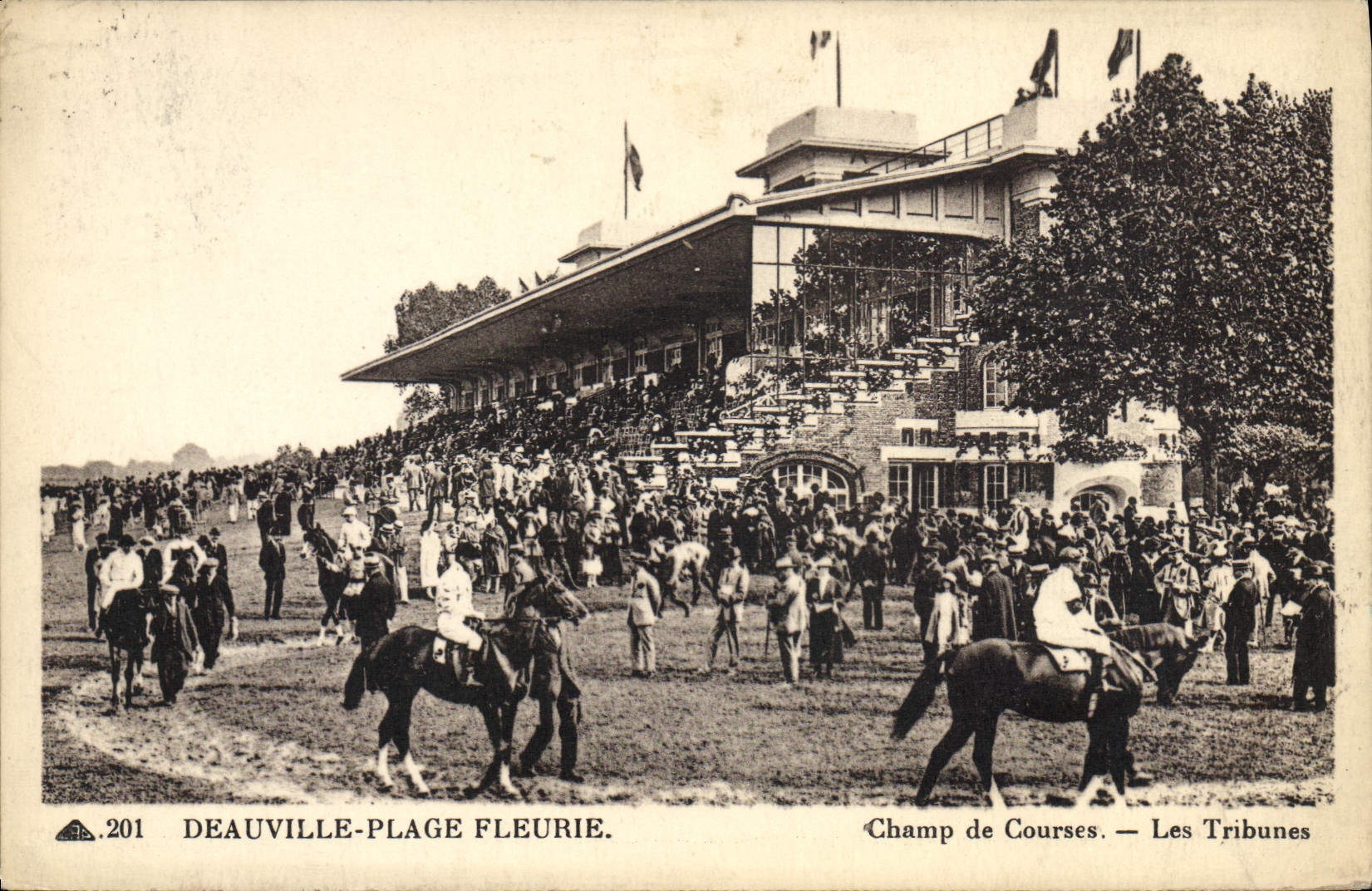 La equitación Hippisme Deauville del caballo de la POSTAL de la VENDIMIA floreció el hipódromo de la playa la plataforma