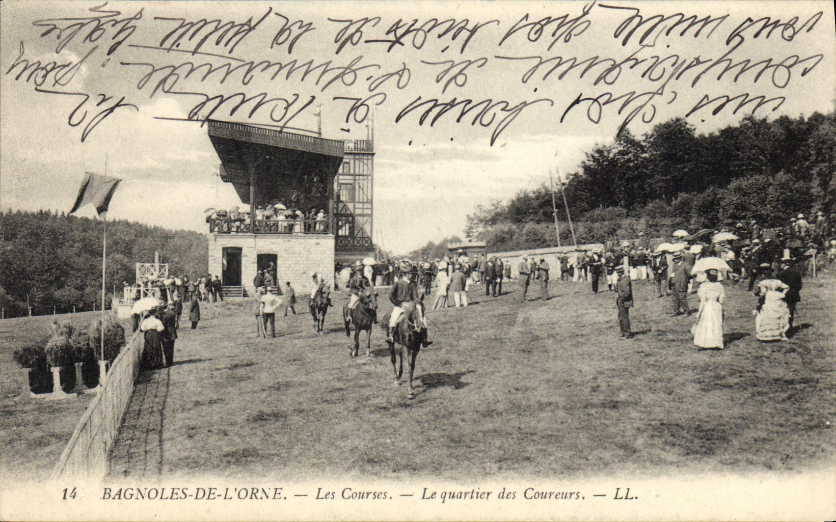 La equitación de Hippisme del caballo de la POSTAL de la VENDIMIA Bagnoles de Orne compite con el districto de los corredores