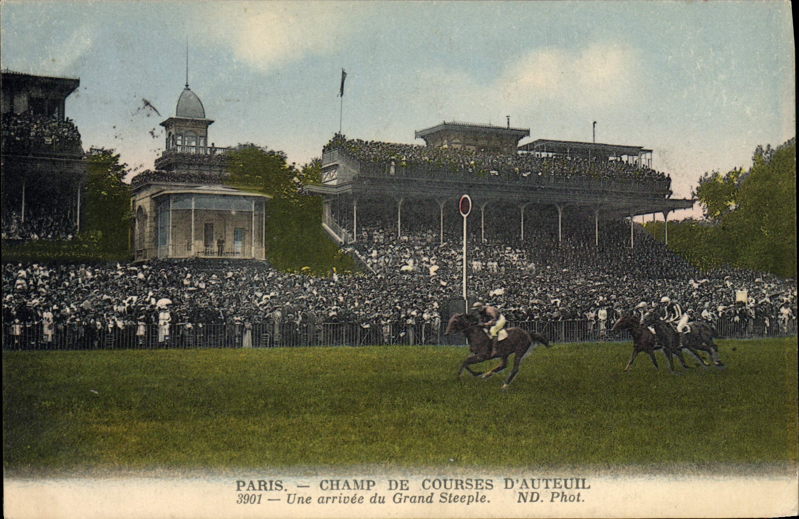 Hipódromo de Hippisme París de la equitación del caballo de la POSTAL de la VENDIMIA de Auteuil una llegada de grande la aguja
