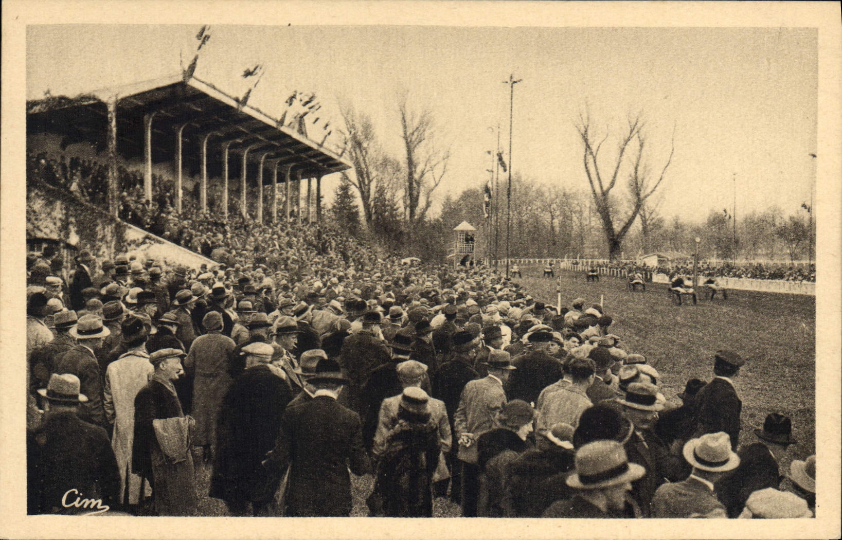 CPA Cheval Equitation Hippisme Feurs Hippodrome Une arrivee